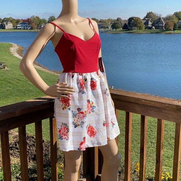 New Teeze Me Red Floral V- Neck Spaghetti Strap Fit & Flare Mini Dress Size 7/8 - Picture 2 of 4